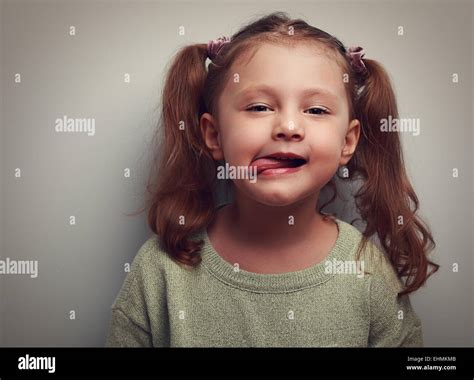 Wunderschönes Kleines Mädchen Zeigt Die Zunge Grimassen Closeup