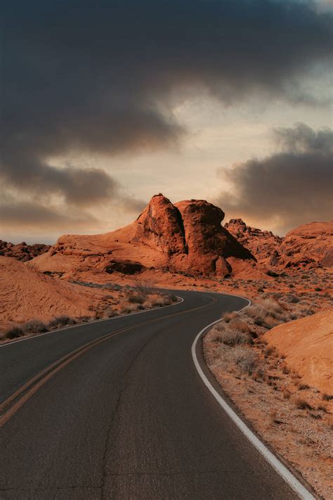 Download Iphone 4k Desert Road Wallpaper