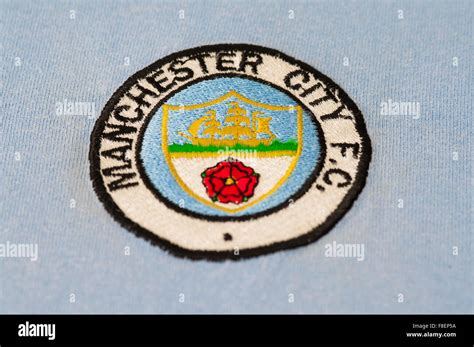 Nahaufnahme Von Manchester City Football Club Crest Stockfotografie Alamy