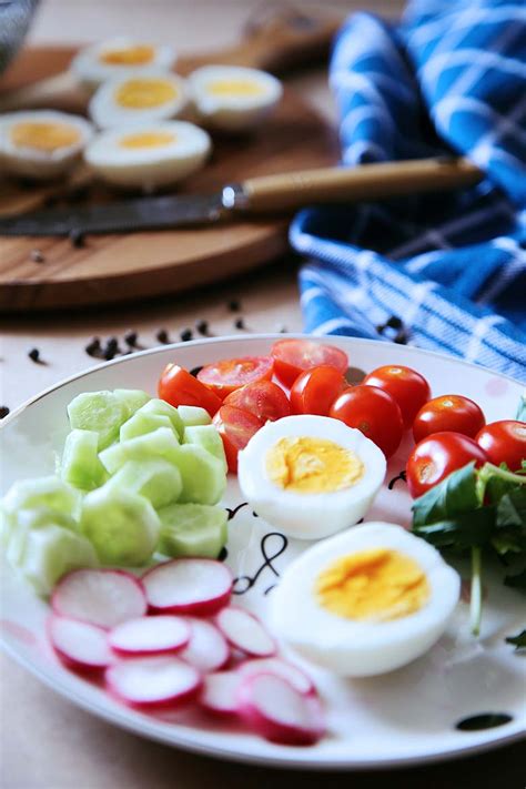 In essence, hard boiled eggs are healthy, contain quite a few calories, and are an excellent source of protein, fat, vitamins and minerals. Hard Boiled Eggs Recipe, Time, Calories and Peeling Tips