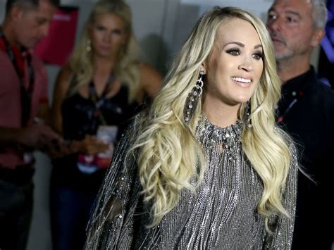 Carrie Underwood Shows Off Scar From Freak Accident In Selfie Canoe