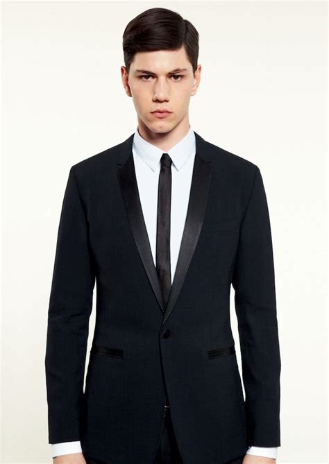 The silhouettes accentuate the maison's timeless style and comfort. Dolce & Gabbana Spring/Summer 2013 Men's Sartorial ...