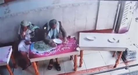 شاهد الموت يفاجئ معلم يمني أثناء تناوله إفطاره في أحد المطاعم