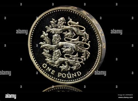 2002 proof £1 featuring the 3 lions which represents england the three lions date back to