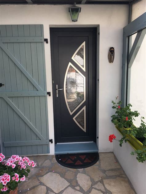 Eclisse pour couvertine aluminium gris anthracite 7016 1 mm. Pose d'une porte d'entrée moderne en PVC Gris anthracite ...