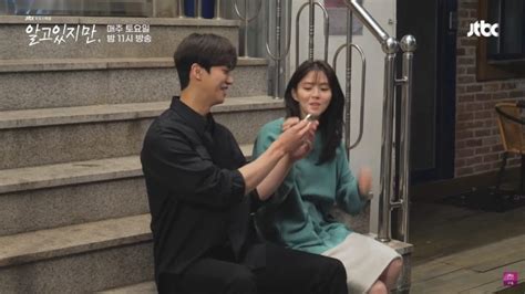 Song Kang y Han So Hee presumen de su química juguetona mientras filman una escena de beso en