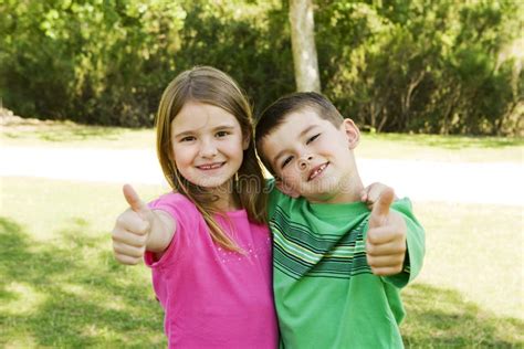 Ni Os Hermano Y Hermana Que Se Abrazan Foto De Archivo Imagen De Beb