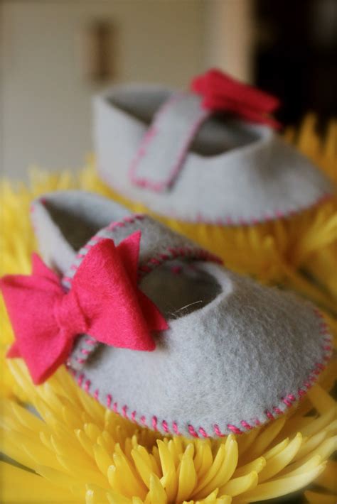 Many baby gifts are small and simple so you don't need a ton of time to make the cutest little hats, blankets and bibs! CREATE STUDIO: 3 Easy DIY Baby Gifts