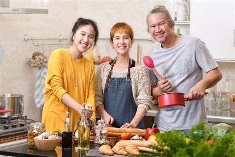 Feliz Familia Asiática De Madre Padre E Hija Cocinando En La Cocina