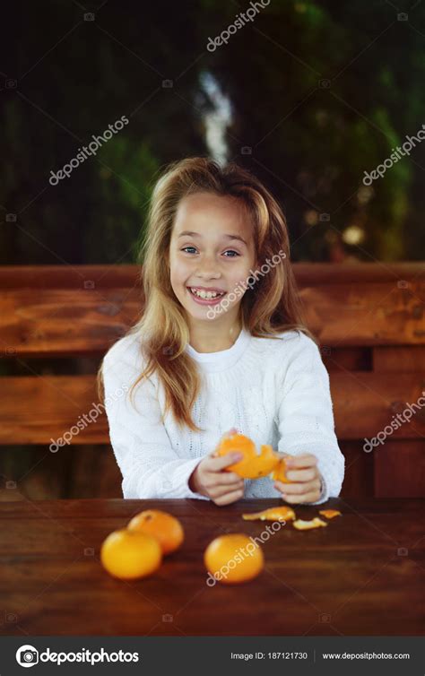 feliz niña preadolescente fotografía de stock © reanas 187121730 depositphotos