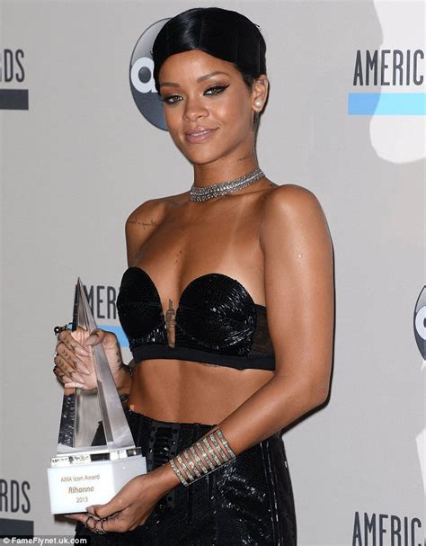 Amas 2013 Rihanna Showcases Her Incredible Figure In A Plunging Bra