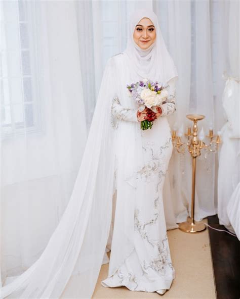 Selain harus disesuaikan dengan tema dekorasi, kamu juga perlu membicarakan dengan calon pasangan (dan juga keluarganya) tentang baju seperti apa yang akan dikenakan. 25+ Inspirasi Baju Pengantin Malaysia Modern, Muslim ...