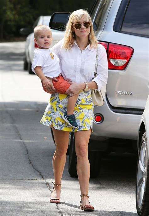 Reese Witherspoon Takes Tennessee To A Baby Class Celeb Baby Laundry