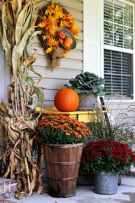 Give your home country charm with farmhouse decor from kirkland's! Outdoor Fall Decorations with Farmhouse Style - The ...