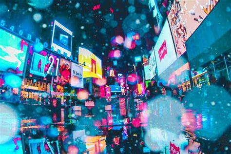 Cgには出せない幻想的な世界観！雨の中レンズが壊れても撮った、ニューヨークのネオン街の写真が美しい 2023 幻想的 世界観 雨の写真