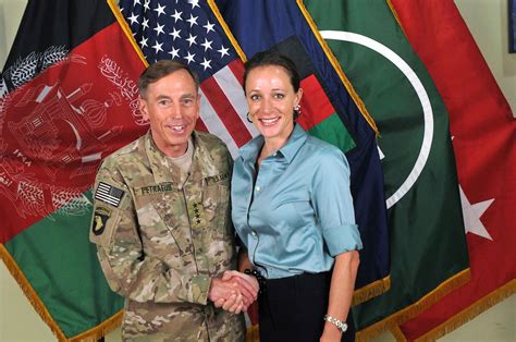 Prosecutors Weigh Charges Against David Petraeus Involving Classified