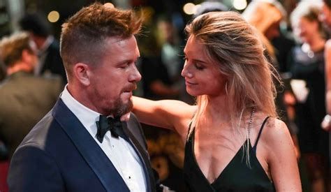Hij staat te trappelen, net als opa john en oma willeke. Johnny de Mol verwacht eerste kind met verloofde Anouk ...