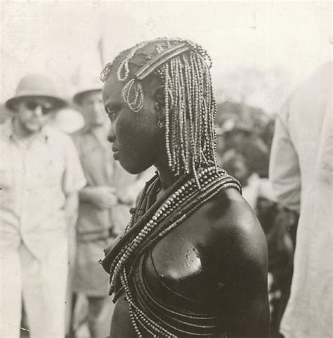 Danseuse De La Région De Mobaye Oubangui Jeune — Vintage Black