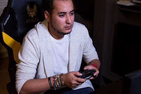 He is known to many as the french monster, mainly thanks to his past success on call of duty games. Campagne G-Shock "Challenge The Limits" x Gotaga | Viacomit