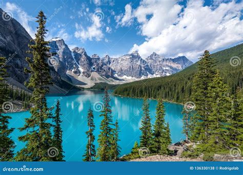 Lago Moraine Nel Parco Nazionale Di Banff Canadese Montagne Rocciose