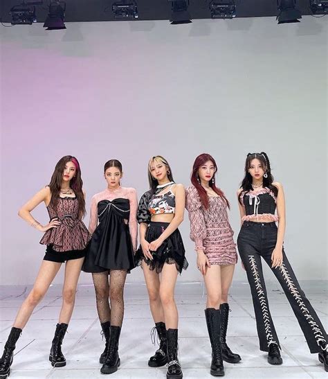 Were Obsessed With These Stunning Performance Looks From K Pop Girl Group Itzy Girlslife