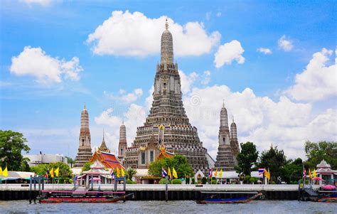Templo De Wat Arun En Bangkok Tailandia Imagen De Archivo Imagen De