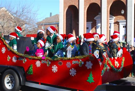 Pictures Williamsburgs Annual Christmas Parade The Virginia Gazette