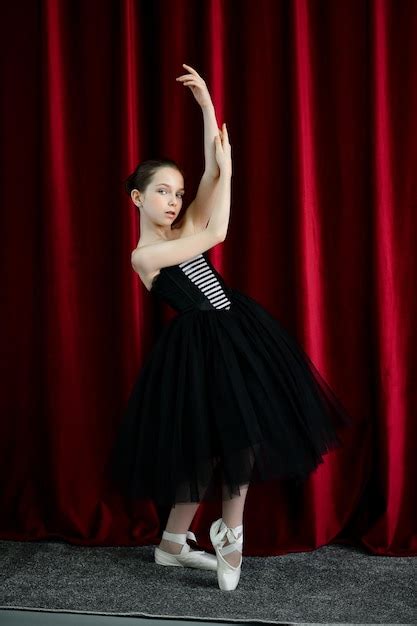 Una Linda Bailarina Con Un Vestido Negro Sobre Un Fondo Rojo Arte Danza
