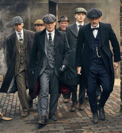 Tommy's power base in london is obliterated, and. Kopiere die Outfits der Peaky Blinder Brüder - Styling ...