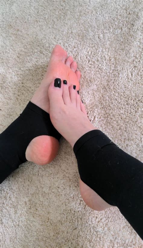 Paige ♡ On Twitter Stirrups And Black Toes Never Get Old 😈🖤 • Footmodel Footgoddess Asianfeet