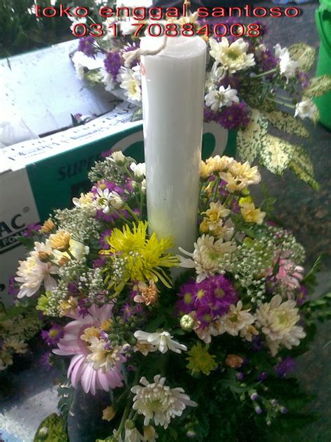 Sedangkan rangkaian bunga diletakkan di semua ruangan. Toko Bunga Surabaya Murah : rangkaian bunga altar