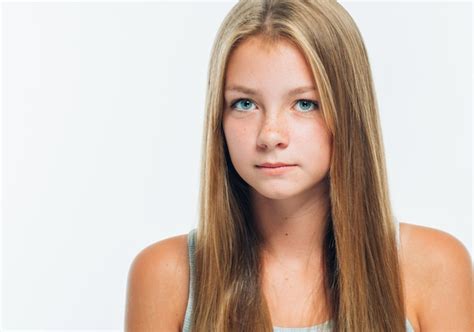 Красивый модельный портрет девушки молодой женщины с длинными светлыми