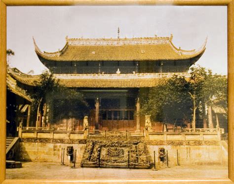 This symbol is used during wedding ceremonies in the chinese culture. A Confucianism temple