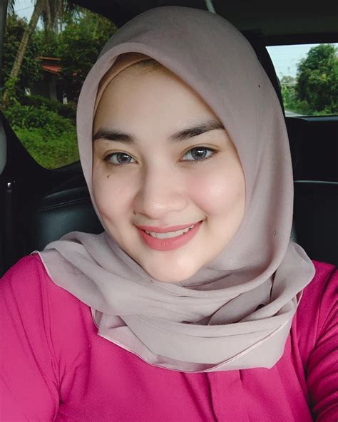 Gambar Mungkin Berisi 1 Orang Tersenyum Dekat Dan Luar Ruangan Pejuang Wanita Wanita Cantik