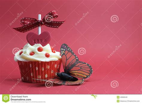 Cupcake illustration, cupcake chocolate brownie valentine\'s day birthday cake. Red Theme Cupcake With Love Heart And Butterfly On Red ...