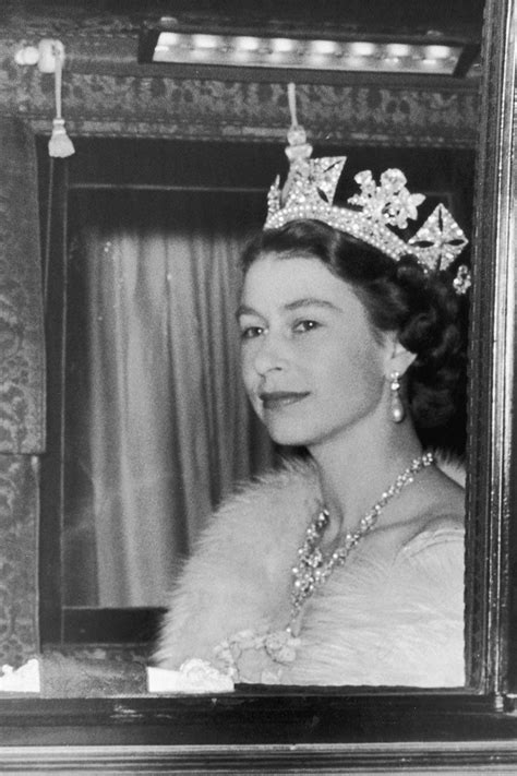The no.1 page about queen elizabeth ii, our beloved monarch. 最良かつ最も包括的な Queen Elizabeth Young - うそをつく