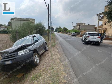 Aprilia Incidente Tra Due Auto Un Fuoristrada Perde Il Controllo E