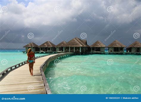 Mujer En Bikini En La Playa Tropical Foto Editorial Imagen De