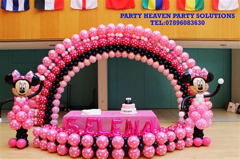 Para este proyecto necesitarás globos medianos de color negro, alambre resistente y cartulina de colores rosa y blanco. Minnie Mouse balloon arch (con imágenes) | Arco de globos, Globos para fiestas, Decoración con ...