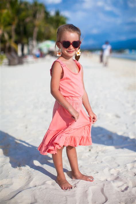 Прелестная маленькая девочка на тропических каникулах пляжа внутри Стоковое Фото изображение
