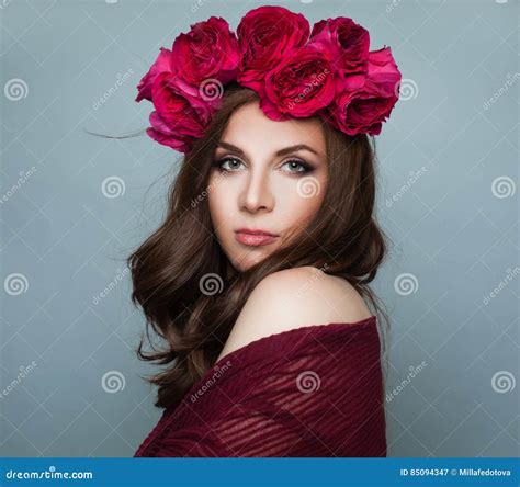 mujer bonita en rose flowers wreath imagen de archivo imagen de fondo manera 85094347