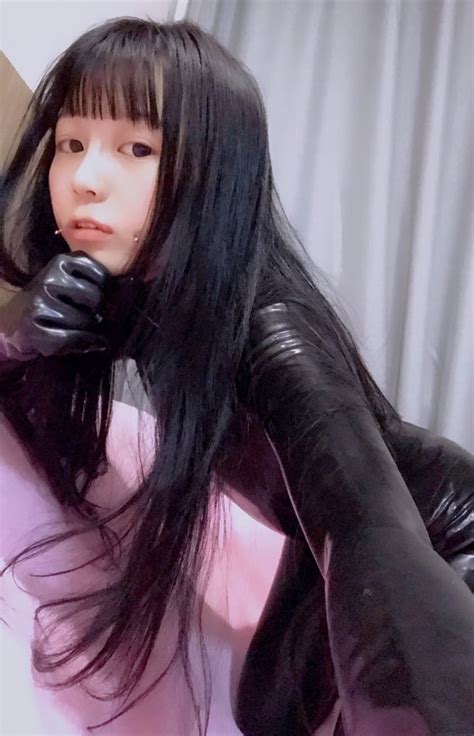 do any one who this sexy asian amateur girl is so hot session r shinylatexgirls