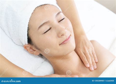 Kuuroordmassage Voor Mooie Mooie Vrouw Stock Foto Image Of Leuk Massage 135538900