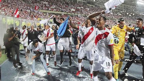 La Celebración Del Gol Que Acercó A Perú A Rusia 2018 Activó Las