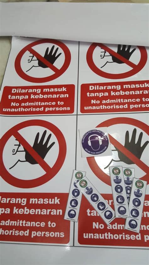 Suatu hari saat menunggu kereta api untuk berangkat kerja, seorang pria menghampiri saya. Dilarang Masuk Tanpa Kebenaran Logo