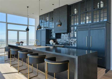 Black and blue are the primary colors in this urban kitchen by black lacquer design. Black kitchen in a modern penthouse in Dallas [1872x1330 ...