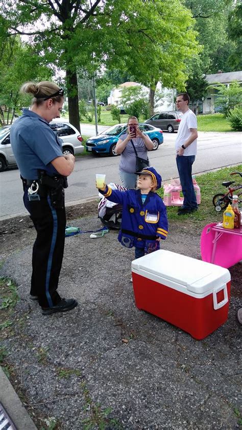 Police Officers Respond To Support Girl’s Lemonade Stand Law Officer