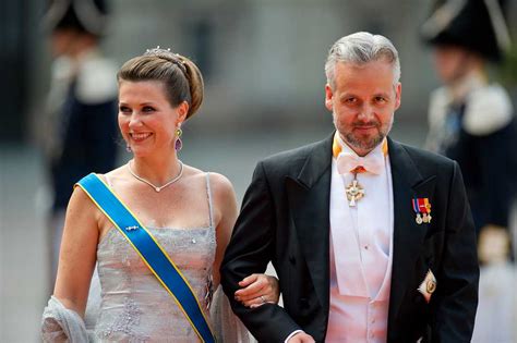 Maybe you would like to learn more about one of these? Prinsessan Märtha Louise berättar om Ari Behns död ...