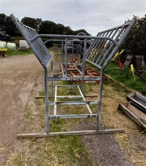 Round Bale Cradle Feeder