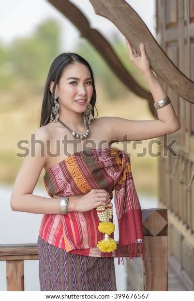 Beautiful Thai Girl Thai Traditional Costume Foto Stok 399676567 Shutterstock